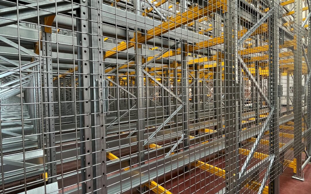 Anti-collapse mesh: how important it is to include safety accessories on shelf systems